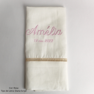 Pano branco com nome Amélia bordado em rosa e data 18 nov 2023