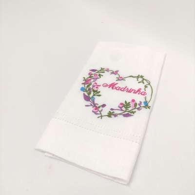 Toalha branca com bordado floral e texto 'Madrinho'