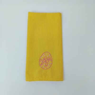 Guardanapo amarelo com bordado de ovo cor-de-rosa