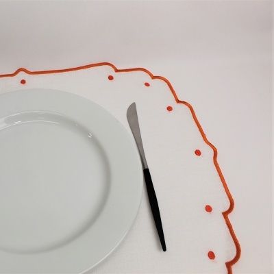 Prato branco com faca e toalha branca com borda laranja