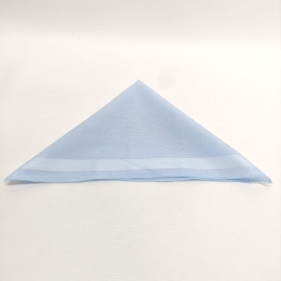 Toalha azul clara dobrada em triângulo