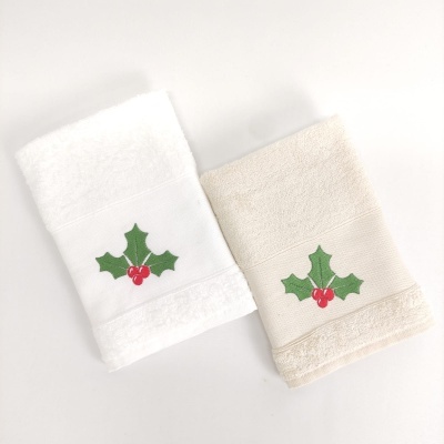 Duas toalhas de banho microfibra, branca e bege, com bordado de folhas e bagas vermelhas
