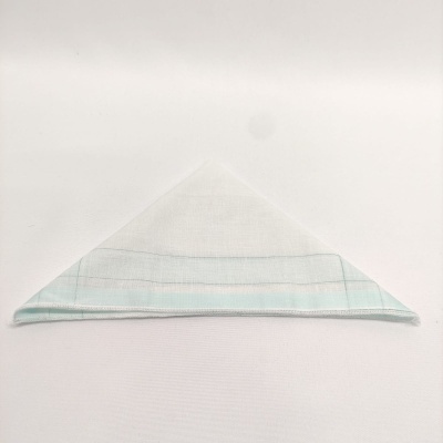 Guardanapo de tecido triangular branco com detalhes em verde e azul