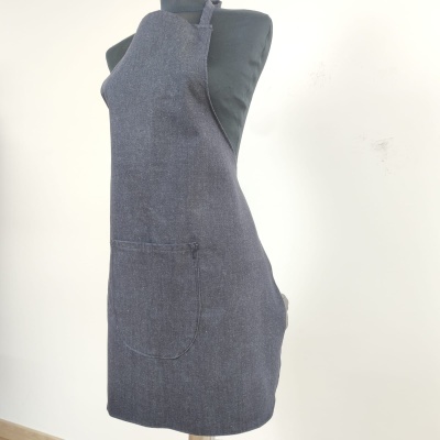 Avental cinzento escuro com bolso exposto em manequim preta
