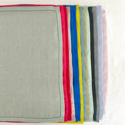 Lenços coloridos em linho com bordas costuradas sobre fundo branco