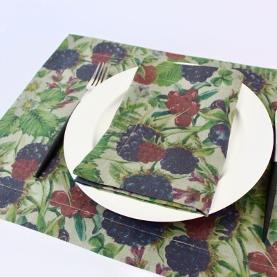 Guardanapo e individual com padrão de bagas coloridas sobre mesa branca