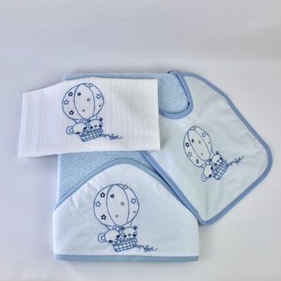 Conjunto de tecido para bebé azul e branco com bordado de ursos em balão de ar quente.