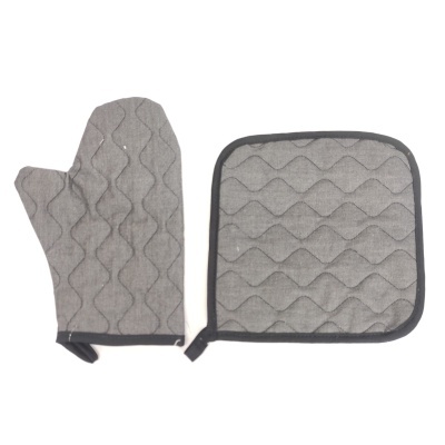Conjunto de cozinha com luva e pega-luvas cinzentos com padrão ondulado