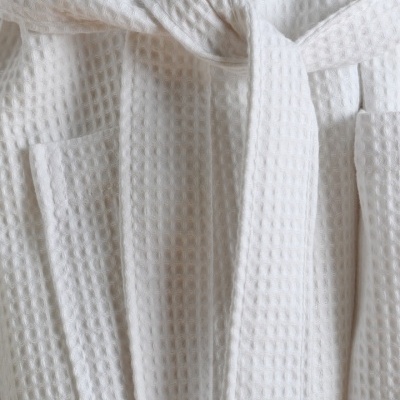 Robe branco com textura waffle e cinto