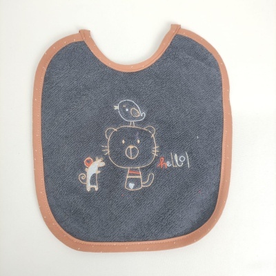 Babete cinzento com bordas castanhas e estampado infantil