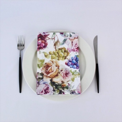 Jogo americano floreado em prato branco com talheres pretos