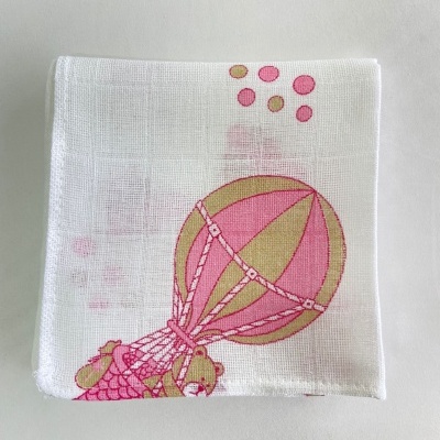 Toalha branca com estampa de balão de ar quente cor-de-rosa e dourado