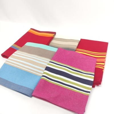 Cinco toalhas de praia coloridas com riscas horizontais sobre fundo branco