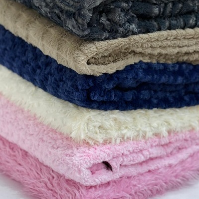 Mantas felpudas empilhadas em várias cores
