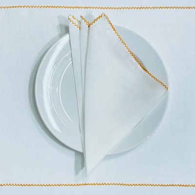 placemat branco com borda laranja, guardanapo branco com borda laranja, prato branco