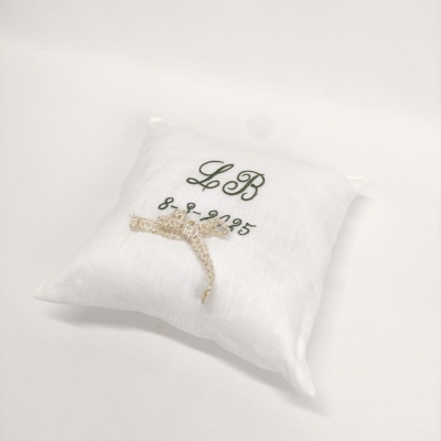 Almofada branca bordada com cruz dourada