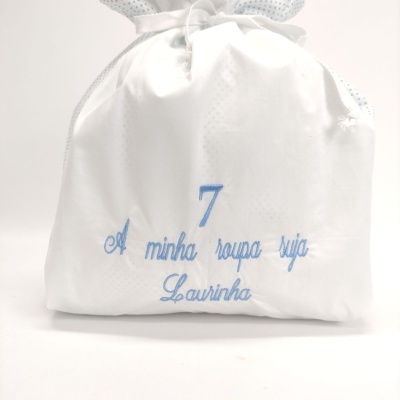 Saco branco de tecido com bordado azul e cordão