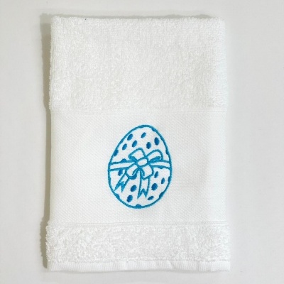Toalha branca com bordado azul de ovo de Páscoa