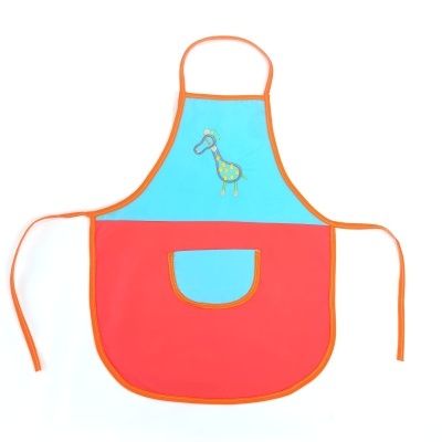 Avental infantil azul claro e cor de rosa com aplique de girafa