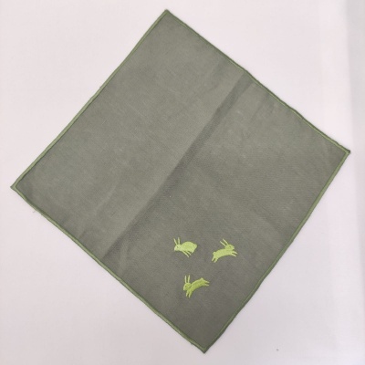 Pano tecido cinzento com bordado de coelhos verdes