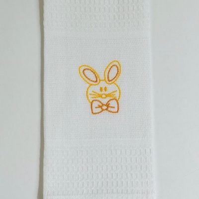 Toalha branca com bordado de coelho amarelo