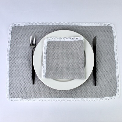 Conjunto de mesa cinzento com bordas rendadas e pratos brancos