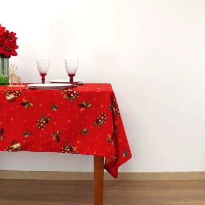 toalha de mesa vermelha com padrão de pinheiros e flocos de neve