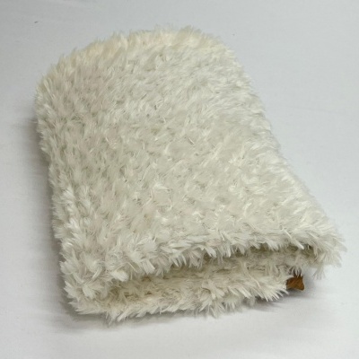 Manta branca felpuda dobrada