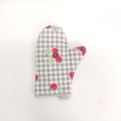 Luva de forno xadrez cinza e branco com cerejas vermelhas
