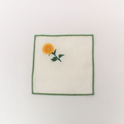 lenço branco quadrado com borda verde e bordado de flor amarela e folhas verdes