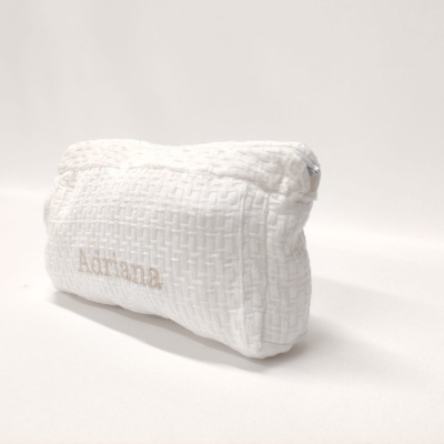 Necessaire branca com nome Adriana bordado em cinzento