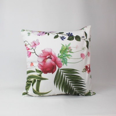 Almofada quadrada branca com padrão floral colorido