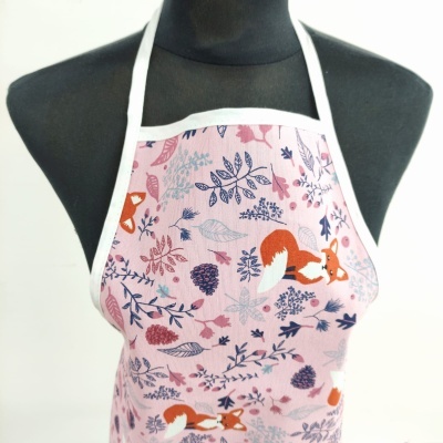 Avental rosa com padrão de raposas e folhas em manequim preto