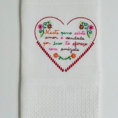 Toalha branca com bordado de coração vermelho e texto colorido