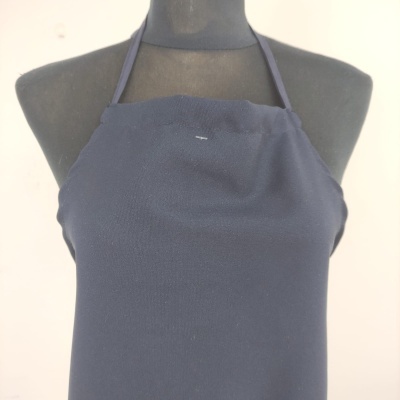 vestido azul escuro com alças finas em manequim preto