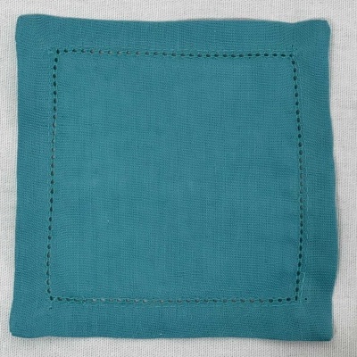 Guardanapo azul turquesa quadrado com borda perfurada