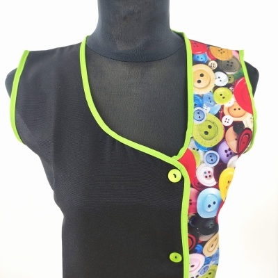 Colete feminino preto e colorido com padrão de botões e acabamento verde-limão