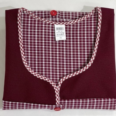 Casaco de malha vermelho com padrão xadrez em vermelho e branco