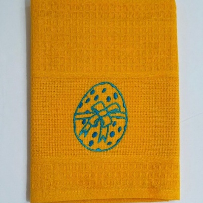 Toalha de cozinha amarela com bordado de ovo azul