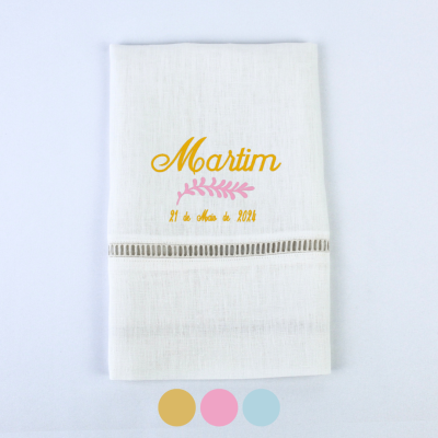 Toalha branca bordada com nome Martim e data 21 de maio de 2024