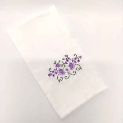 Toalha branca com bordado floral roxo e verde