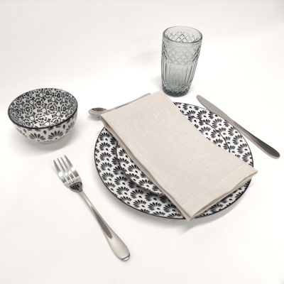 Conjunto de prato, tigela, copo, talheres e guardanapo com padrão azul escuro e branco