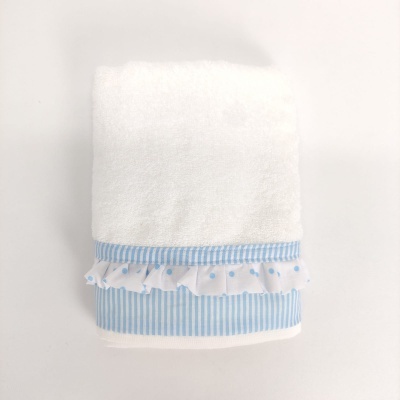 Toalha branca com barra azul e detalhe frufru