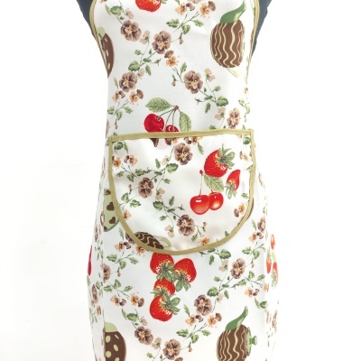 Avental de cozinha branco com padrão de frutas vermelhas e flores lilases e bolso frontal bege.
