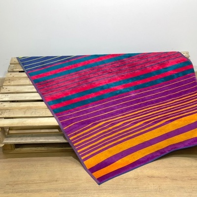 Manta colorida listrada sobre palete de madeira