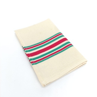 Pano de cozinha bege com riscas vermelhas e verdes