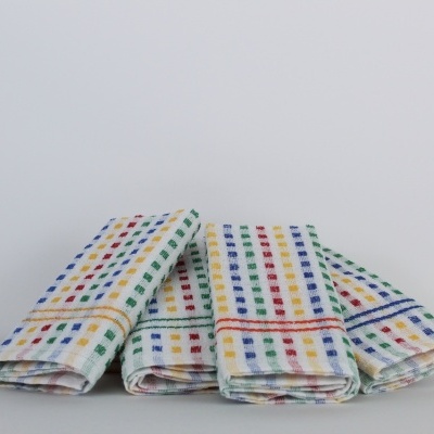 Conjunto de quatro panos de cozinha brancos com padrão colorido de quadrados e faixas elásticas