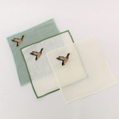 Três lenços quadrados com bordado de pato voando, em cinza azulado, branco com borda verde e branco