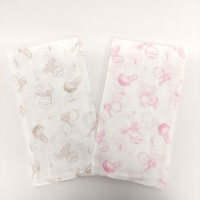 Dois panos de tecido branco com estampas infantis em castanho e cor-de-rosa