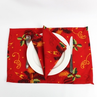 Conjunto de guardanapo e toalha natalícia vermelha com padrão de pinhas e azevinho